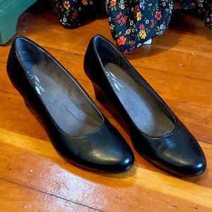 Black Leather Aerosoles A2 Heel Rest heels